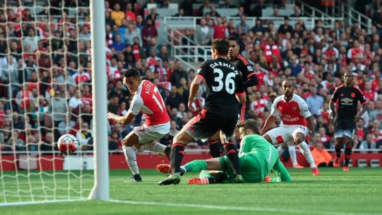 Alexis Sanchez executes a perfect back heel flick vs Manchester United. 