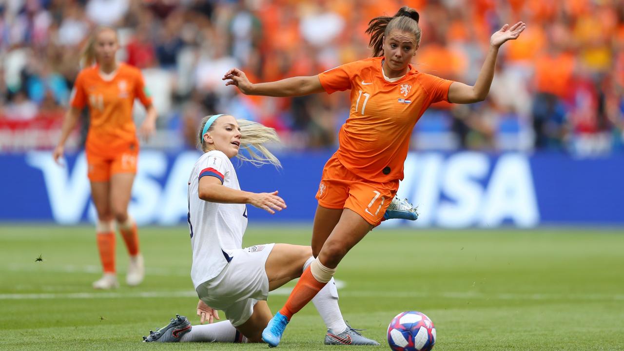 Lieke Martens vs Julie Ertz