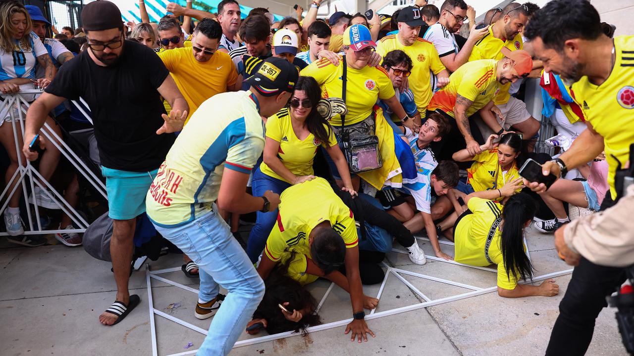 Aficionados de Colombia y Argentina intentan pasar la puerta en medio de disturbios durante el partido final de la CONMEBOL Copa América 2024 entre Argentina y Colombia en el Estadio Hard Rock.