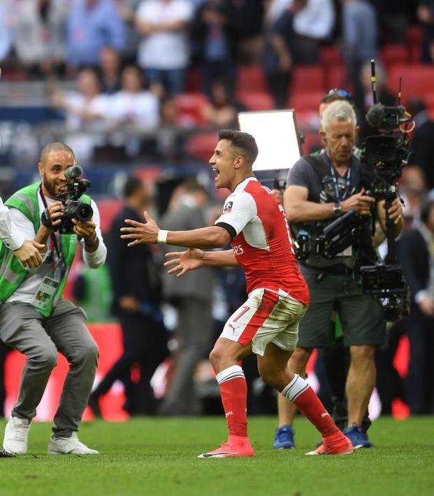 Arsene Wenger and Alexis Sanchez celebrate FA Cup victory 