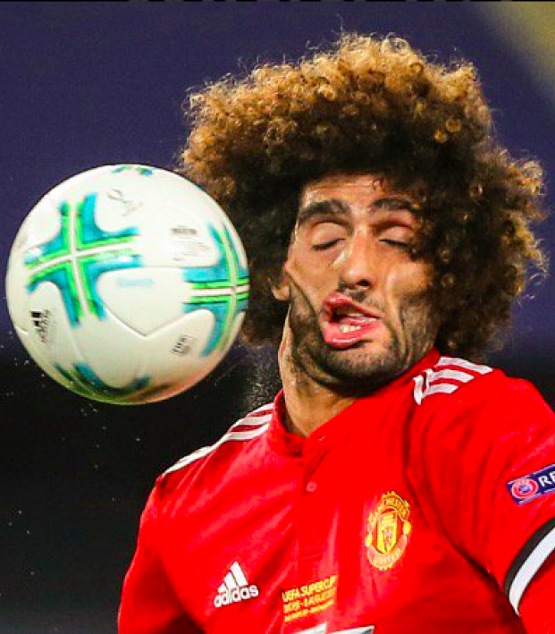 Fellaini lleva la pelota a la cara