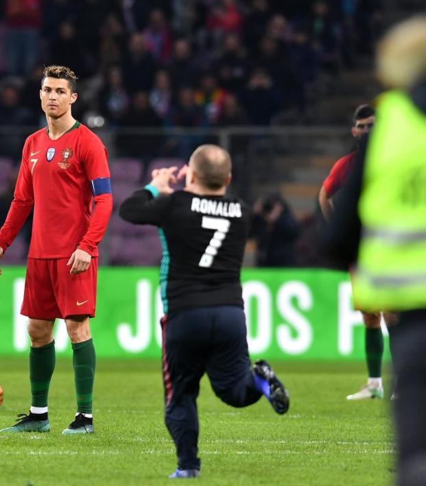 Cristiano Ronaldo Unimpressed With Pitch Invader 