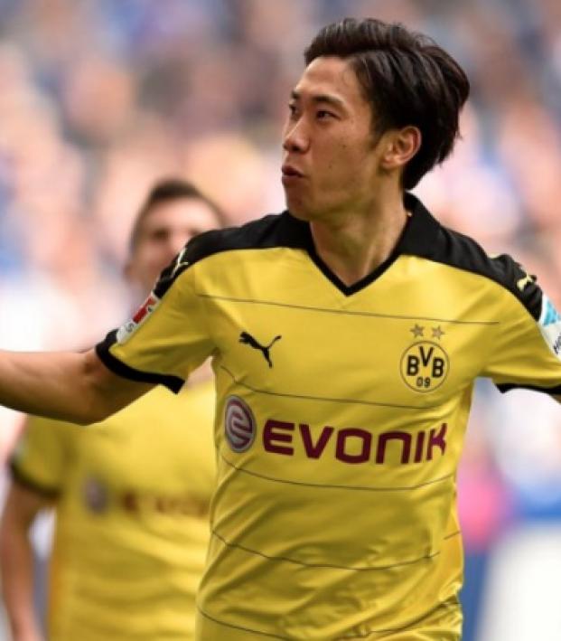 Shinji Kagawa scores a beautiful chip goal 