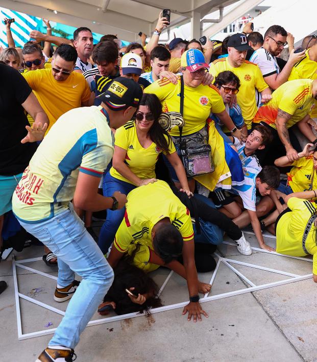 Aficionados de Colombia y Argentina intentan pasar la puerta en medio de disturbios durante el partido final de la CONMEBOL Copa América 2024 entre Argentina y Colombia en el Estadio Hard Rock.