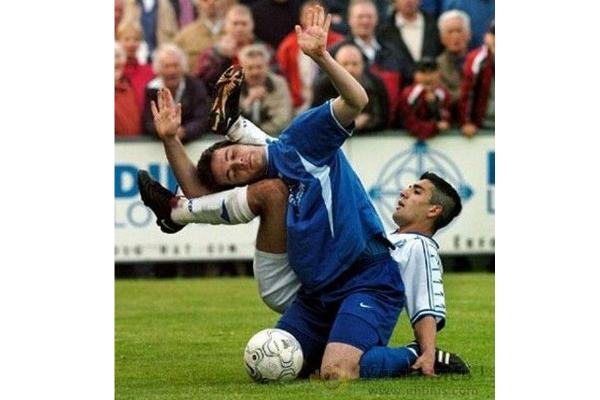 footballers enter a human knot