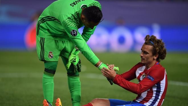 Keylor Navas And Antoine Griezmann Shake Hands After Match