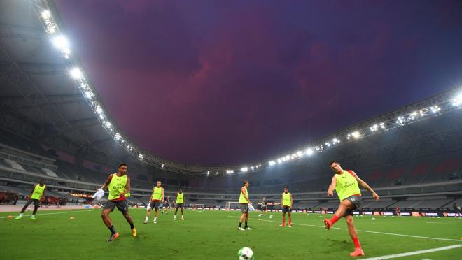 Arsenal players train in Shanghai