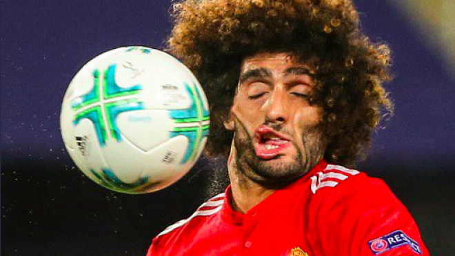 Fellaini lleva la pelota a la cara