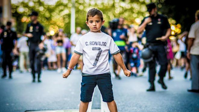 Little kid mimics Cristiano Ronaldo