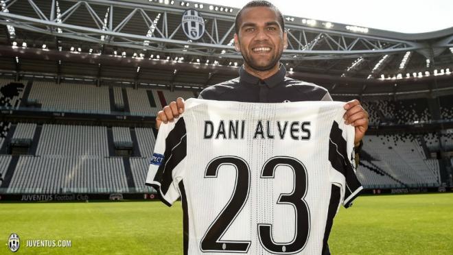 Dani Alves will wear No. 23 to honor LeBron James.