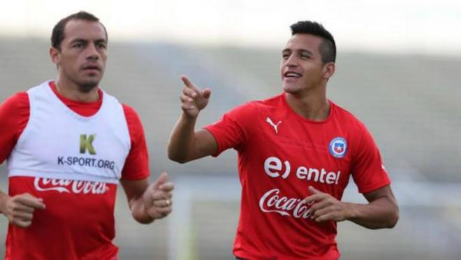 Marcelo Diaz and Alexis Sanchez training for Chile 