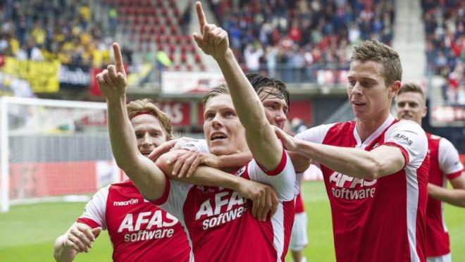 Johannsson celebrating with his teammates while at AZ Alkmaar