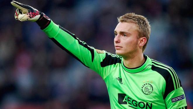 Jasper Cillessen pointing up field. 