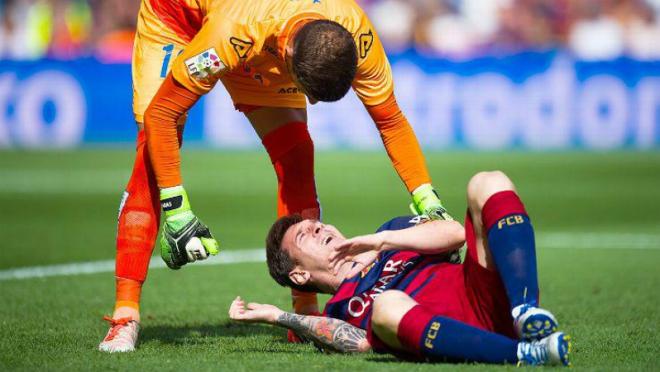 The 2015-2016 Barcelona season in a picture: Lionel Messi injured his knee 10 minutes into a La Liga game against Las Palmas on September 26th. He left the pitch and went to hospital for treatment. 