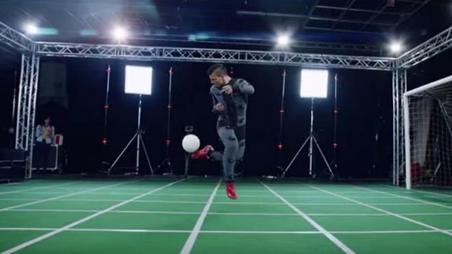 Sergio Aguero performs a rainbow in FIFA 16's new commercial