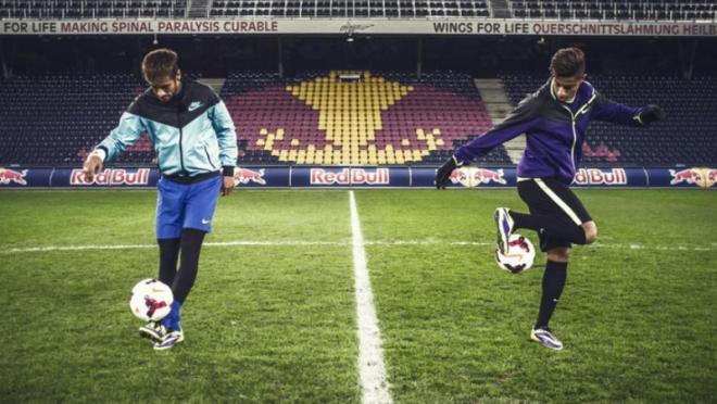 Hachim Mastour and Neymar Jr Juggle