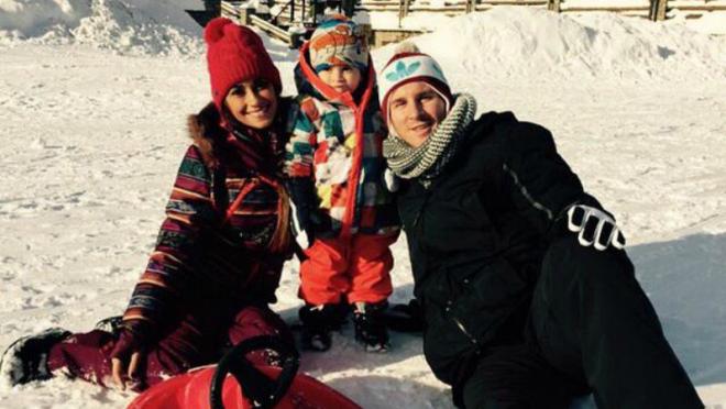 Lionel-Messi-sledding-snow-cute-son