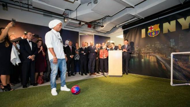 Ronaldinho helps to open Barca's NYC office.