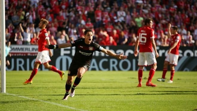 Javier "Chicharito" Hernadez defeats Mainz 3-2.