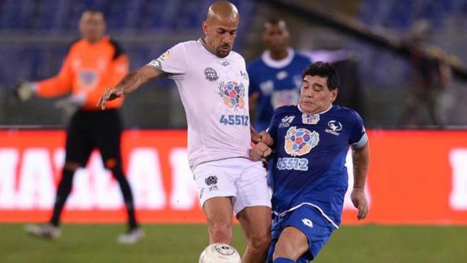 Diego Maradona fights Juan Sebastian Veron