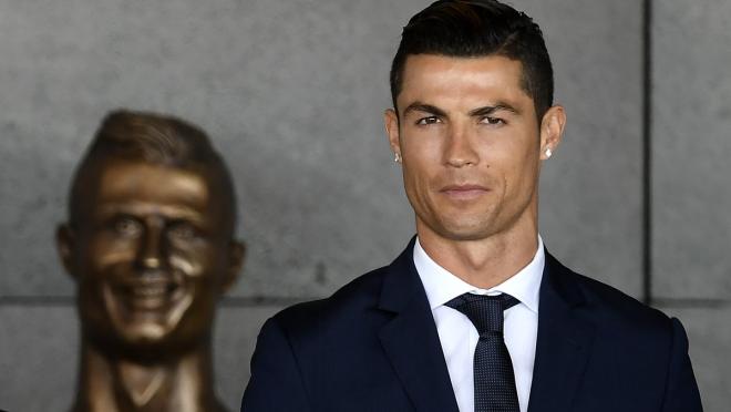 Ronaldo statue