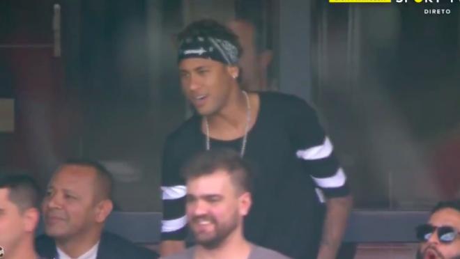 Neymar watches PSG vs. Amiens