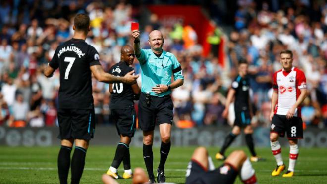 Marko Arnautović earns a red card for throwing an elbow at Southampton's Jack Stephens