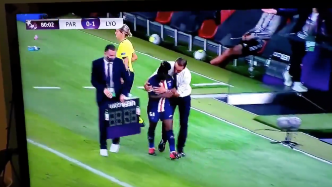 PSG Coach Olivier Echouafni Gropes Player