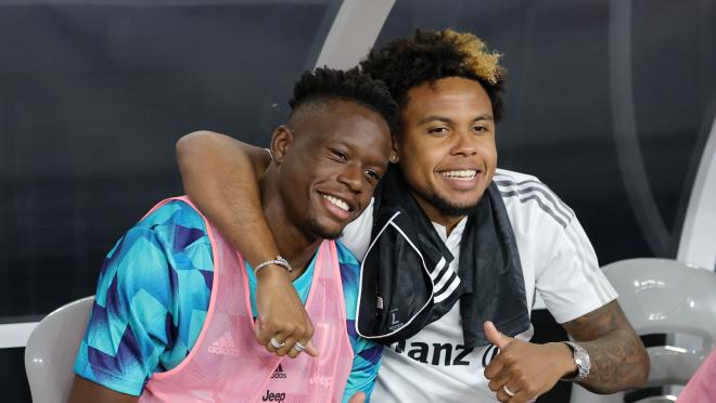 Weston McKennie poses on the bench alongside Denis Zakaria before Juventus' preseason match against Chivas (Ethan Miller | Getty Images)