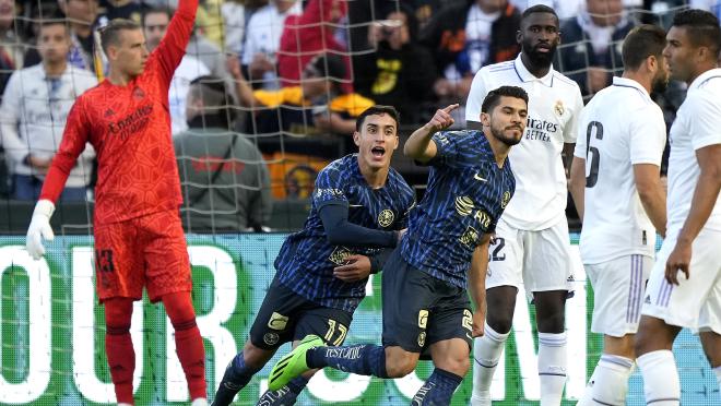 Henry Martín scores the first goal of the America Real Madrid game.