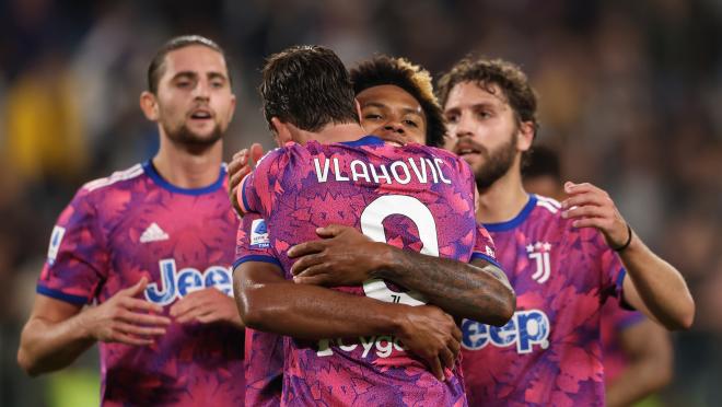 Weston McKennie celebrates Juventus' second goal vs. Bologna with Dušan Vlahović