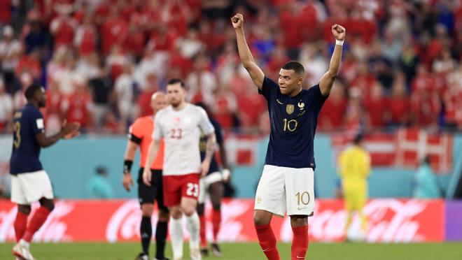 Mbappé double sends France into the knockout round