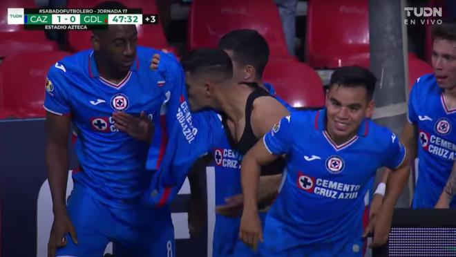 Beso de Uriel Antuna al escudo de Cruz Azul