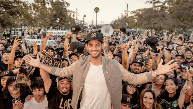 Carlos Vela renovó con LAFC