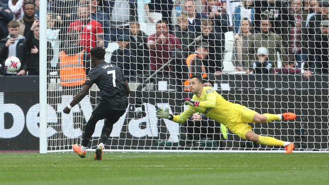 Bukayo Saka penalty miss vs West Ham