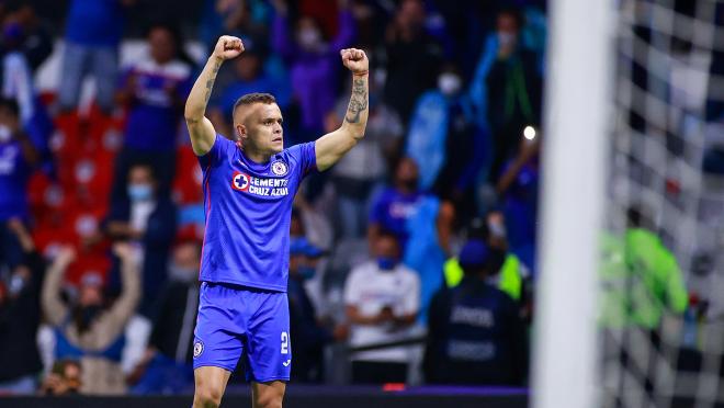 Cabecita Rodriguez celebrates his goal against Santos