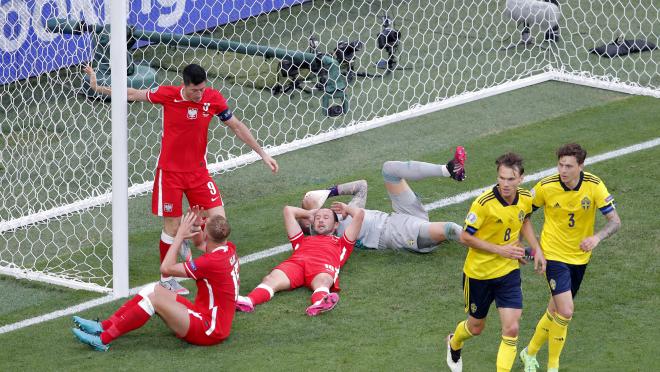 Lewandowski Hits Crossbar Vs Sweden