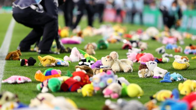 Lluvia de peluches Real Betis