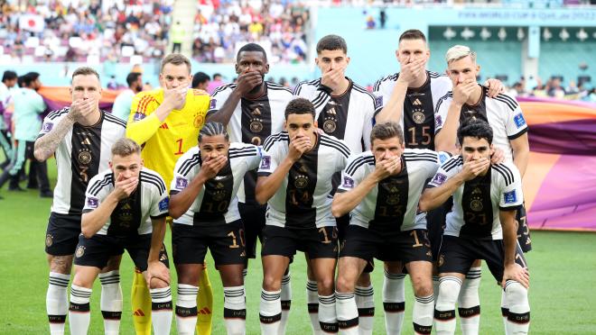 Jugadores de Alemania cubren sus bocas en protesta contra la FIFA