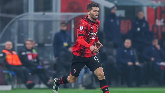 Christian Pulisic dribbling the ball in AC Milan's Serie A match against Bologna