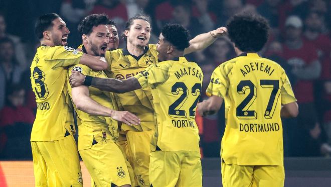 Teammates celebrate Mats Hummels goal vs. PSG