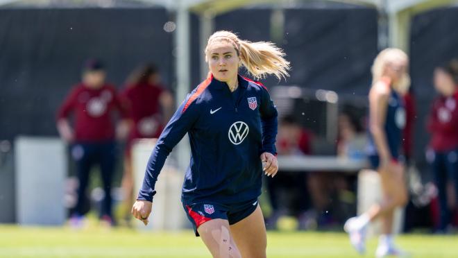 Lindsey Horan of the USWNT dribbles during training