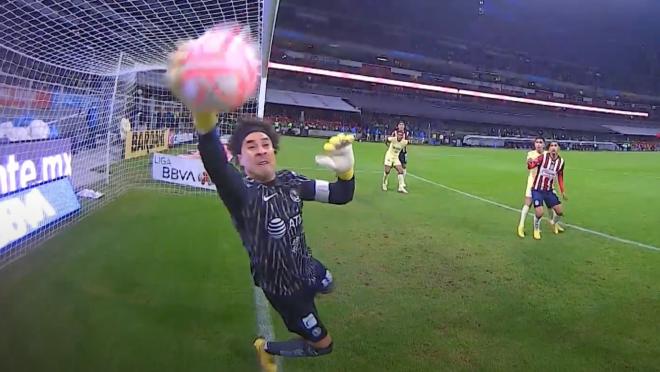 ¿Gol no cobrado a Chivas o atajada de Memo Ochoa?