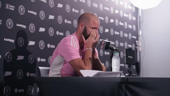 Gonzalo Higuaín announces retirement.