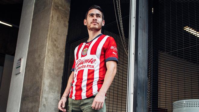 Canelo Angulo posando con Jersey Chivas 2022-23