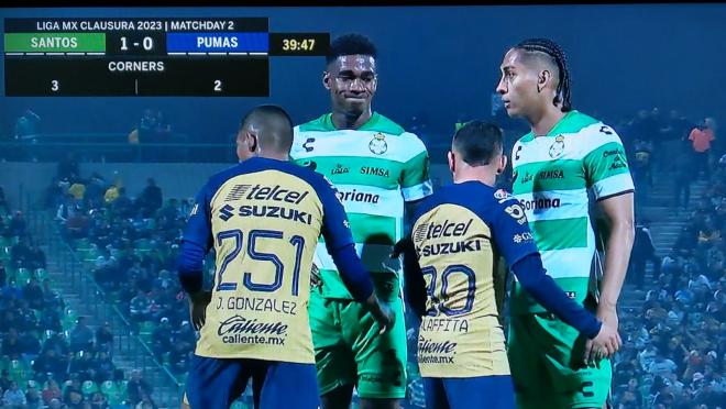 Pumas defending Santos corner kick