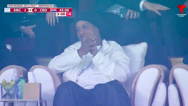 Ronaldinho aplaudiendo Argentina vs Croacia