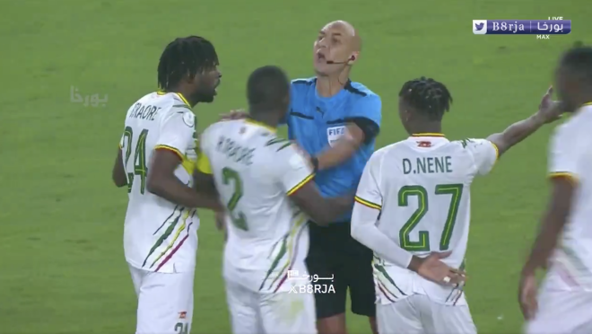 Mali players fight referee