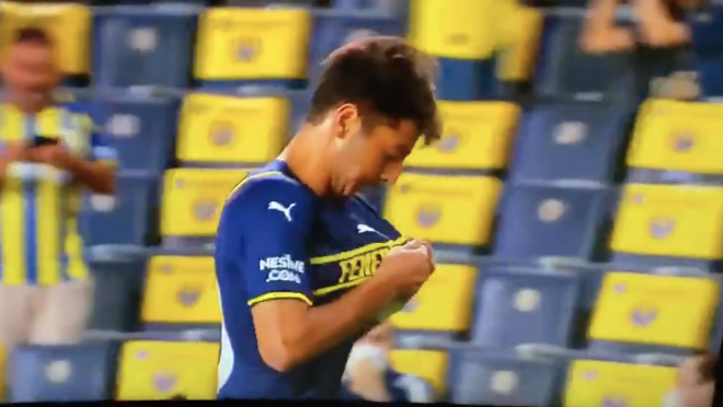 Player Tries To Kiss Badge