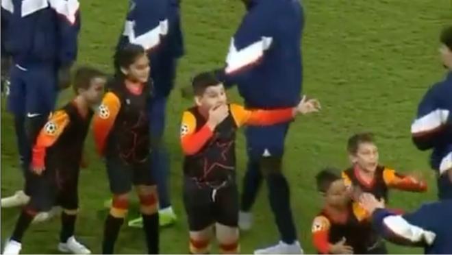 Kids see Messi before anthem